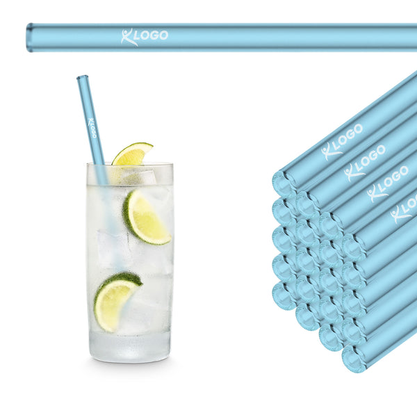 Neonblaue 20 cm HALM Glasstrohhalme mit Beispiel-Logogravur im Stapel neben einem Longdrink mit Limette