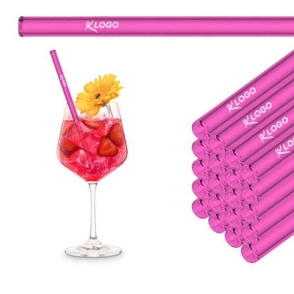 Neonpinke 20 cm HALM Glasstrohhalme mit Beispiel-Logogravur im Stapel neben einem Lillet Cocktail mit Erdbeeren