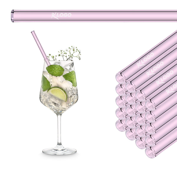 Rosa 20 cm HALM Glasstrohhalme mit Beispiel-Logogravur im Stapel neben einem Hugo im Weinglas