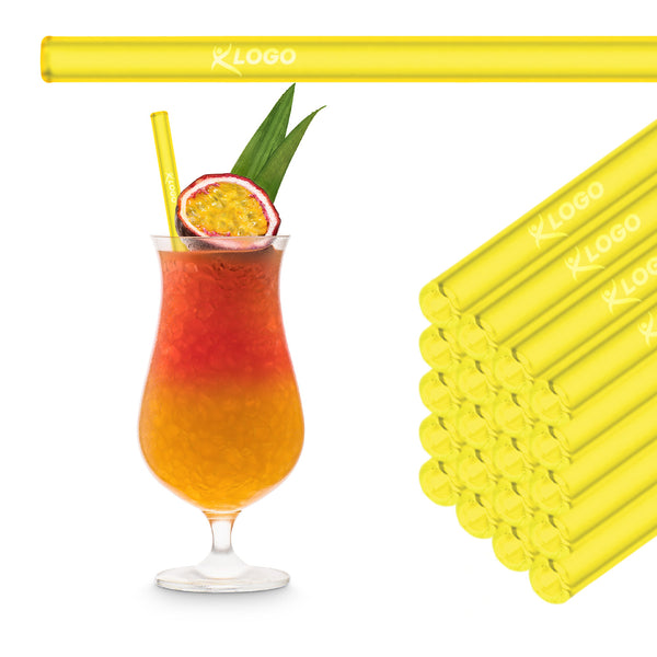 Neongelbe 20 cm HALM Glasstrohhalme mit Beispiel-Logogravur im Stapel neben einem Mai Tai im Hurricane Glas