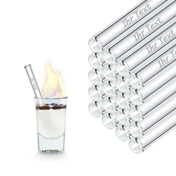 10 cm HALM Glasstrohhalme mit Beispiel-Textgravur im Stapel neben einem flambierten Shot im Schnapsglas