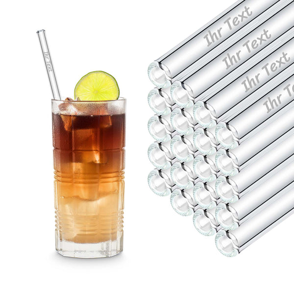 23 cm HALM Glasstrohhalme mit Beispiel-Textgravur im Stapel neben einem Dark and Stormy im Longdrinkglas