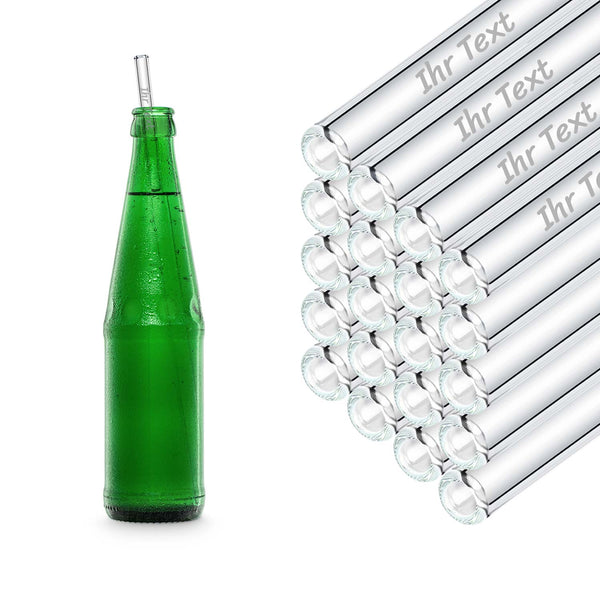 30 cm HALM Glasstrohhalme mit Beispiel-Textgravur im Stapel neben einer grünen Glasflasche