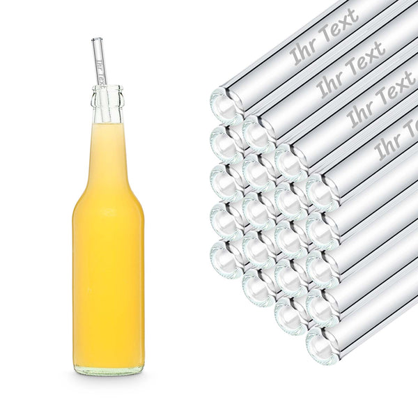 27 cm HALM Glasstrohhalme mit Beispiel-Textgravur im Stapel neben einer Flasche Orangenlimonade